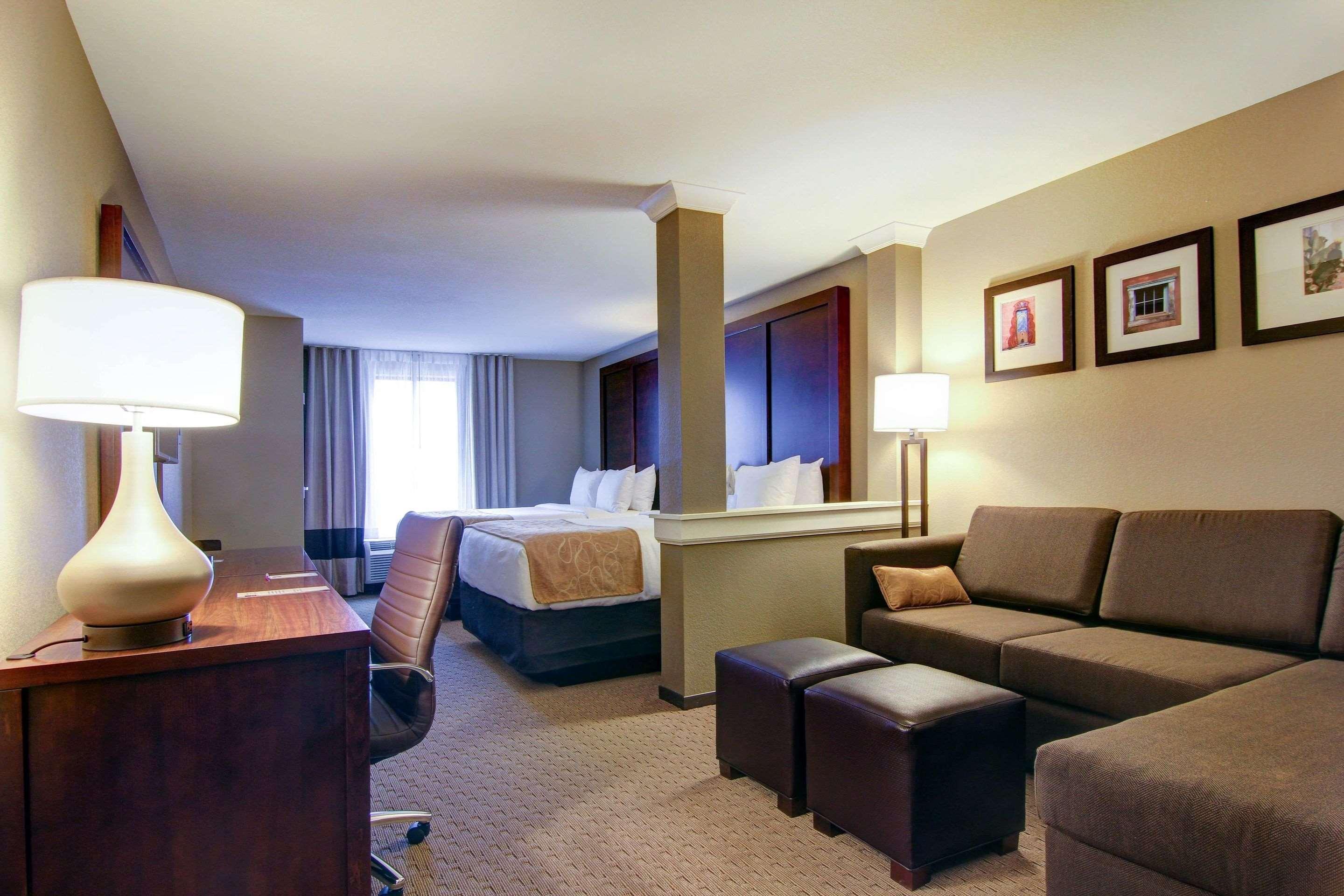Comfort Suites Carlsbad Bagian luar foto