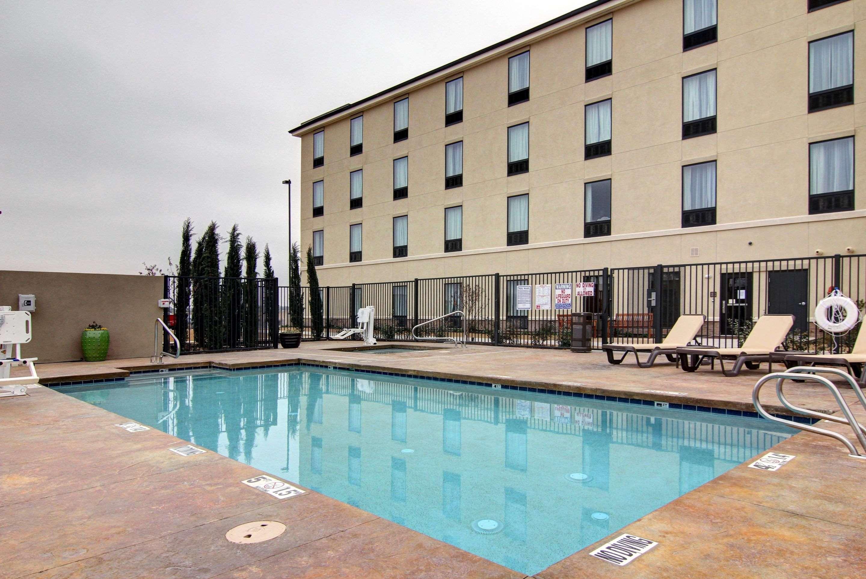 Comfort Suites Carlsbad Bagian luar foto