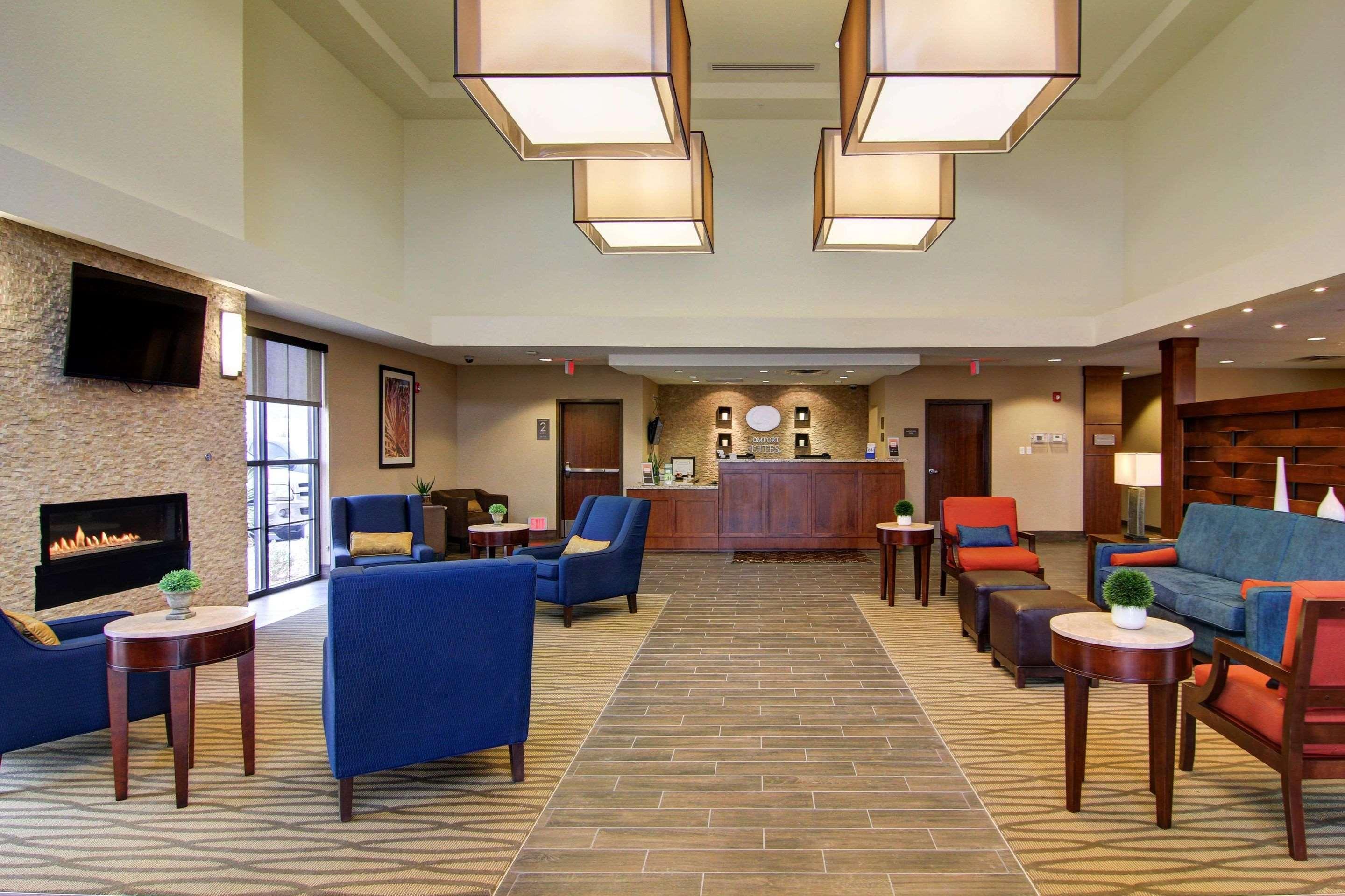 Comfort Suites Carlsbad Bagian luar foto