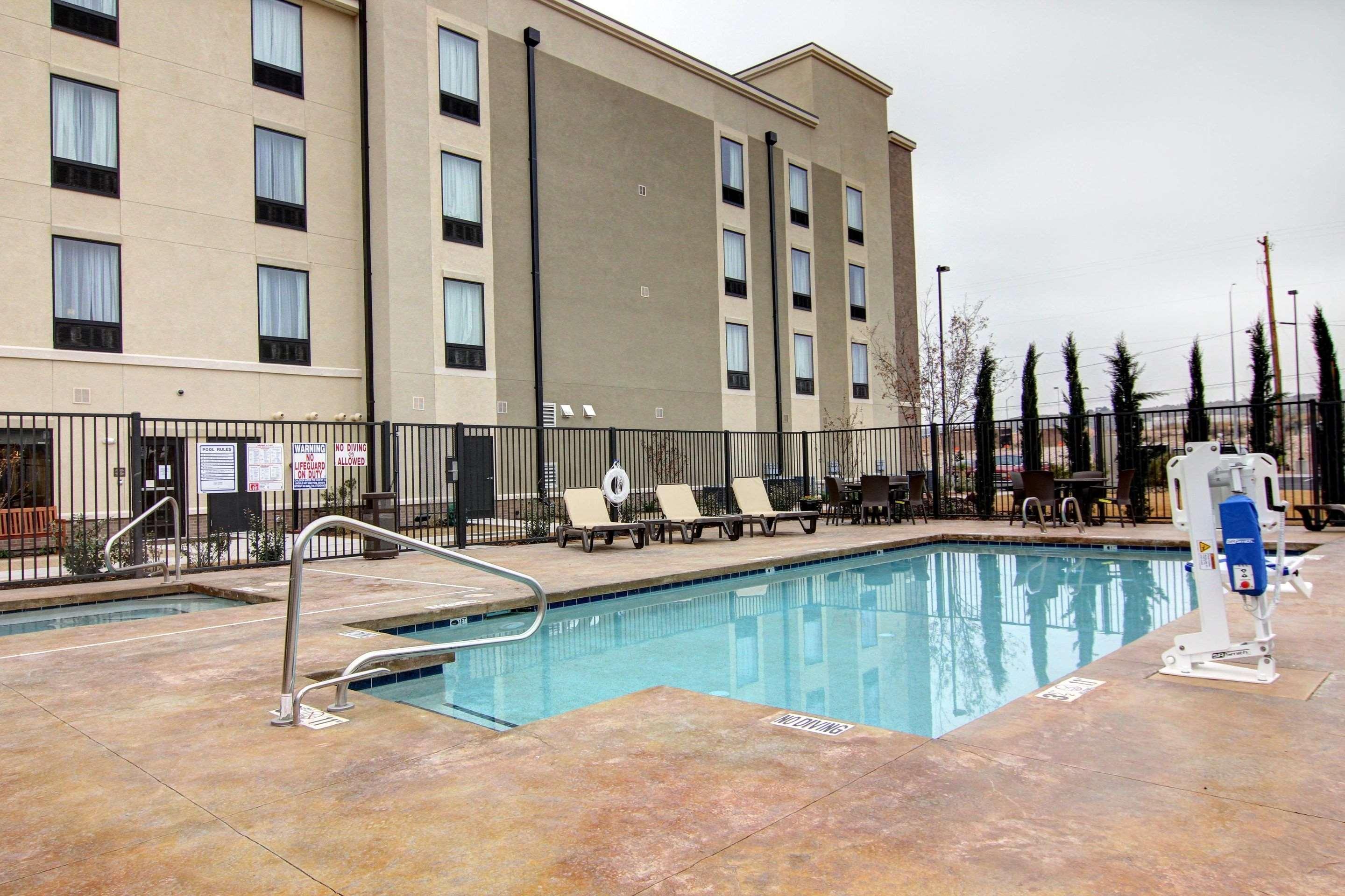 Comfort Suites Carlsbad Bagian luar foto