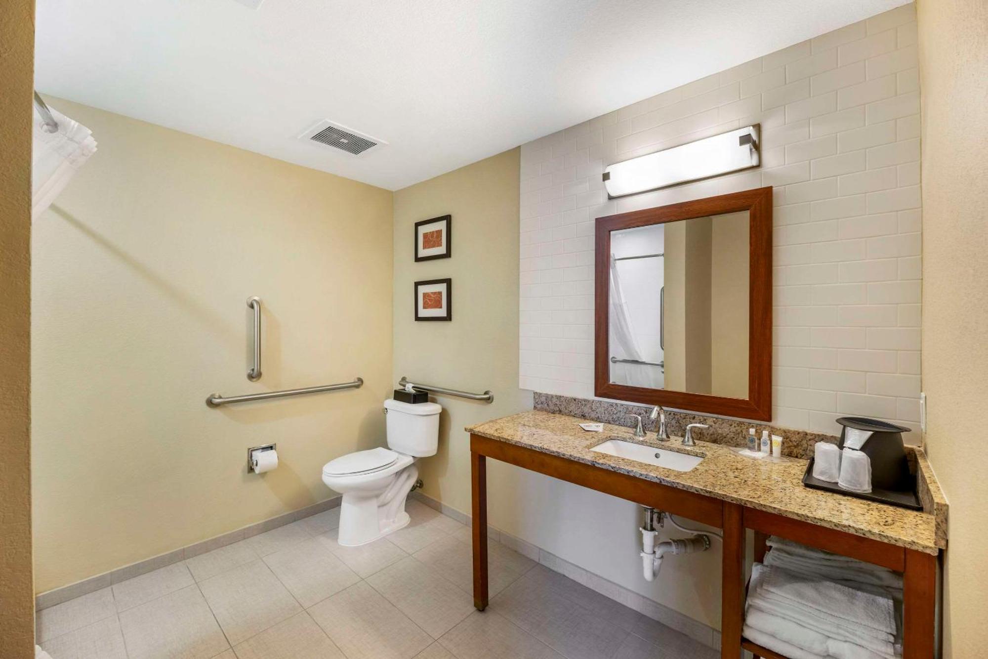 Comfort Suites Carlsbad Bagian luar foto