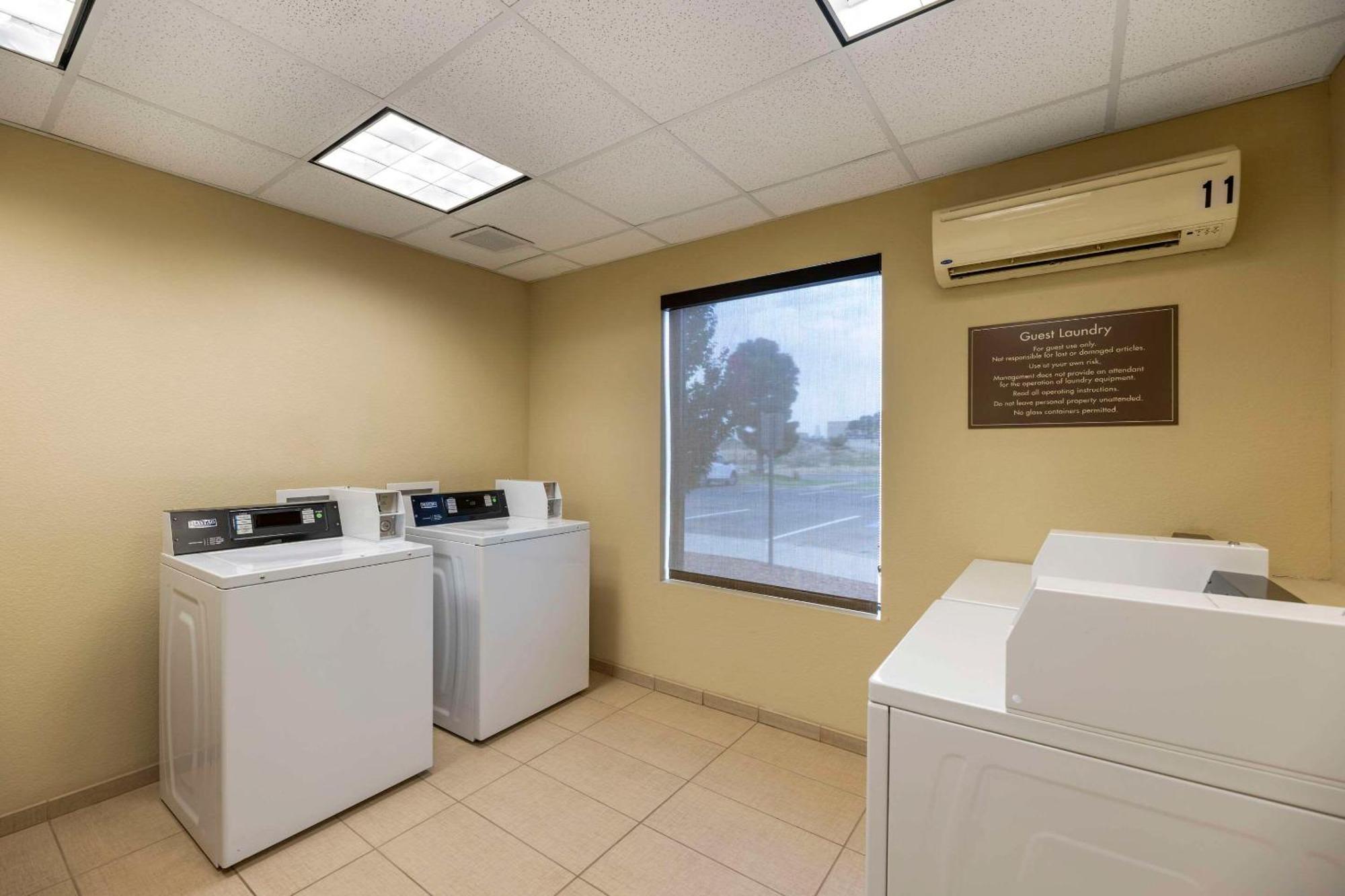 Comfort Suites Carlsbad Bagian luar foto
