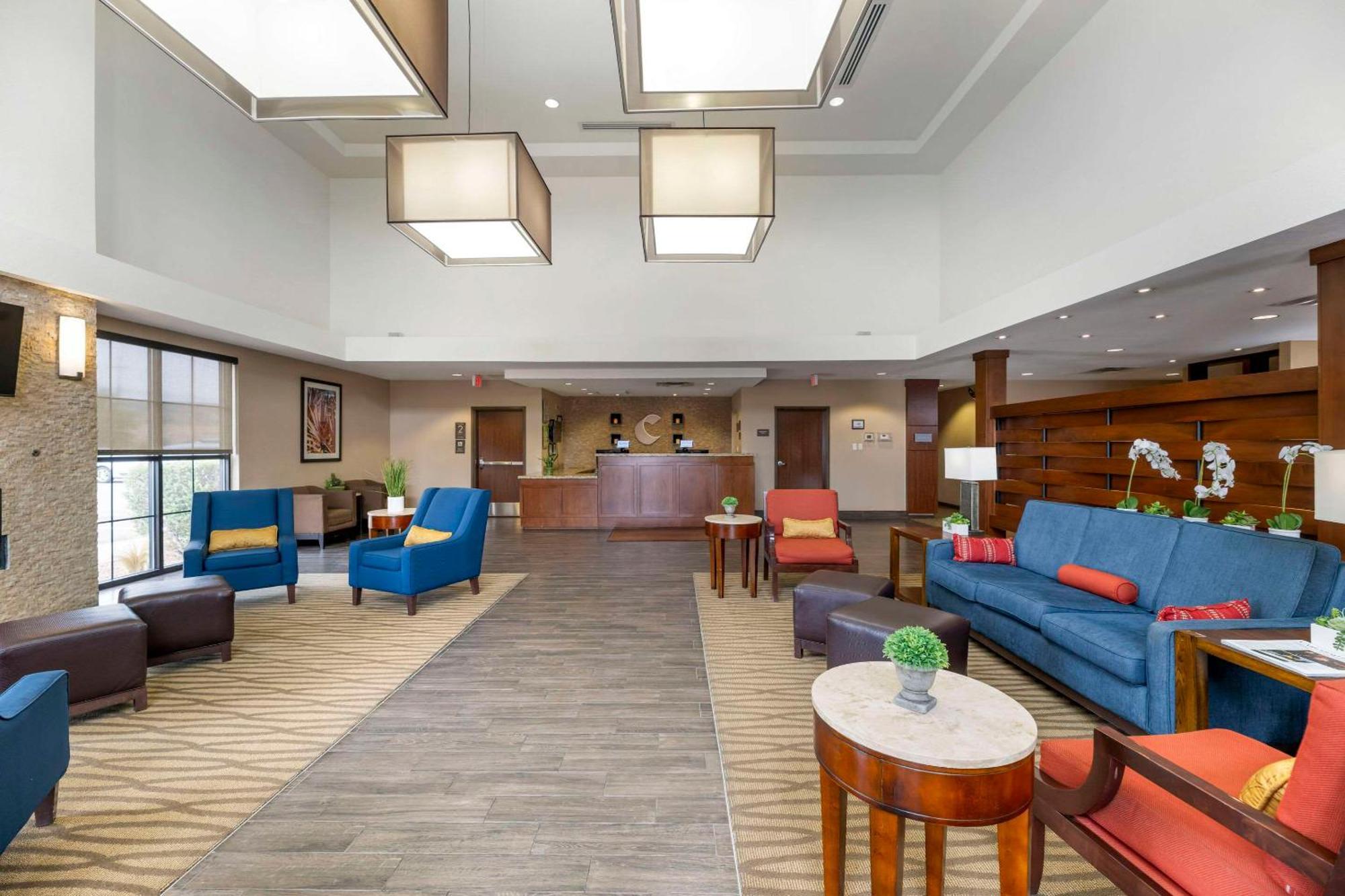 Comfort Suites Carlsbad Bagian luar foto
