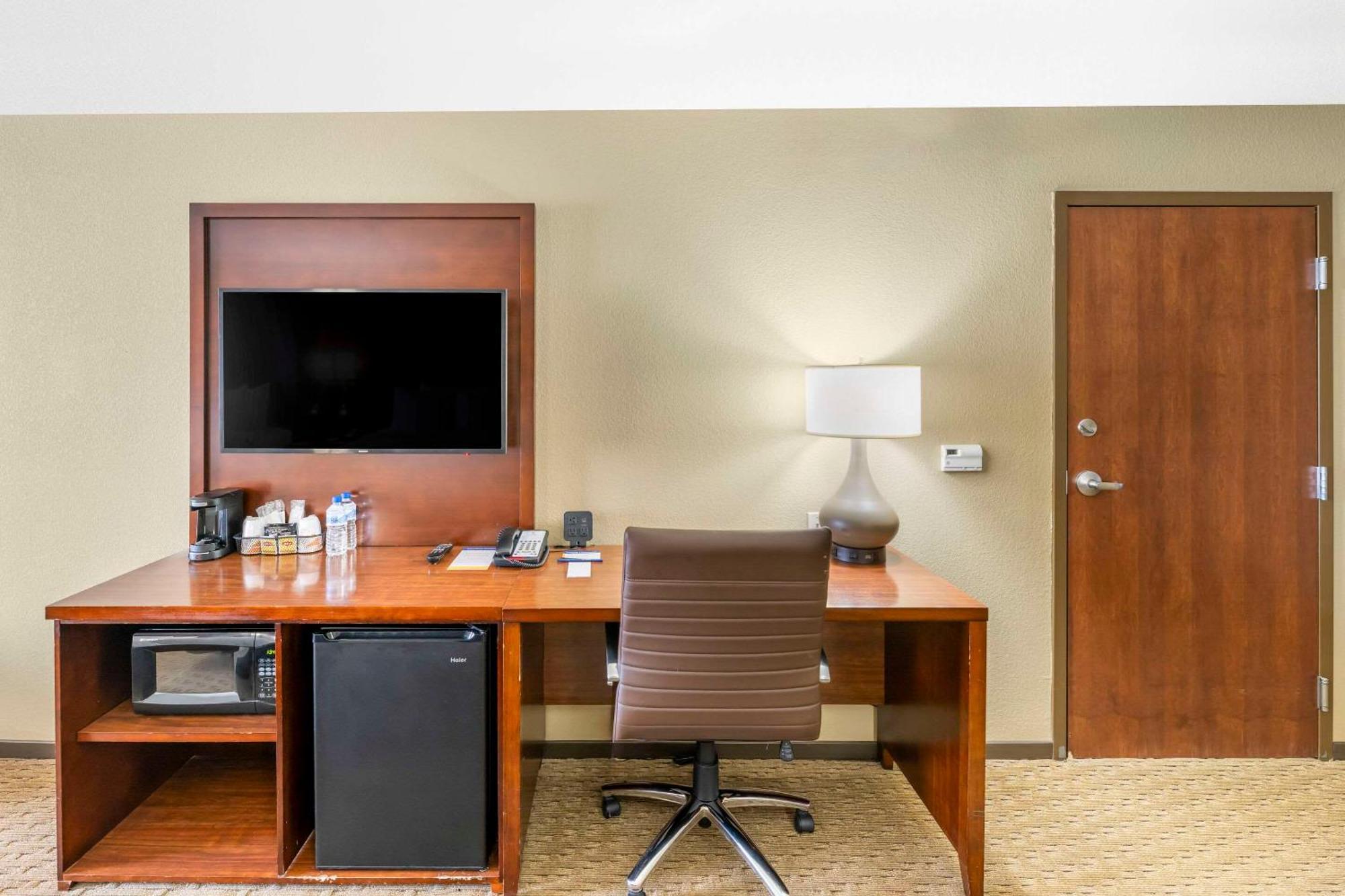 Comfort Suites Carlsbad Bagian luar foto