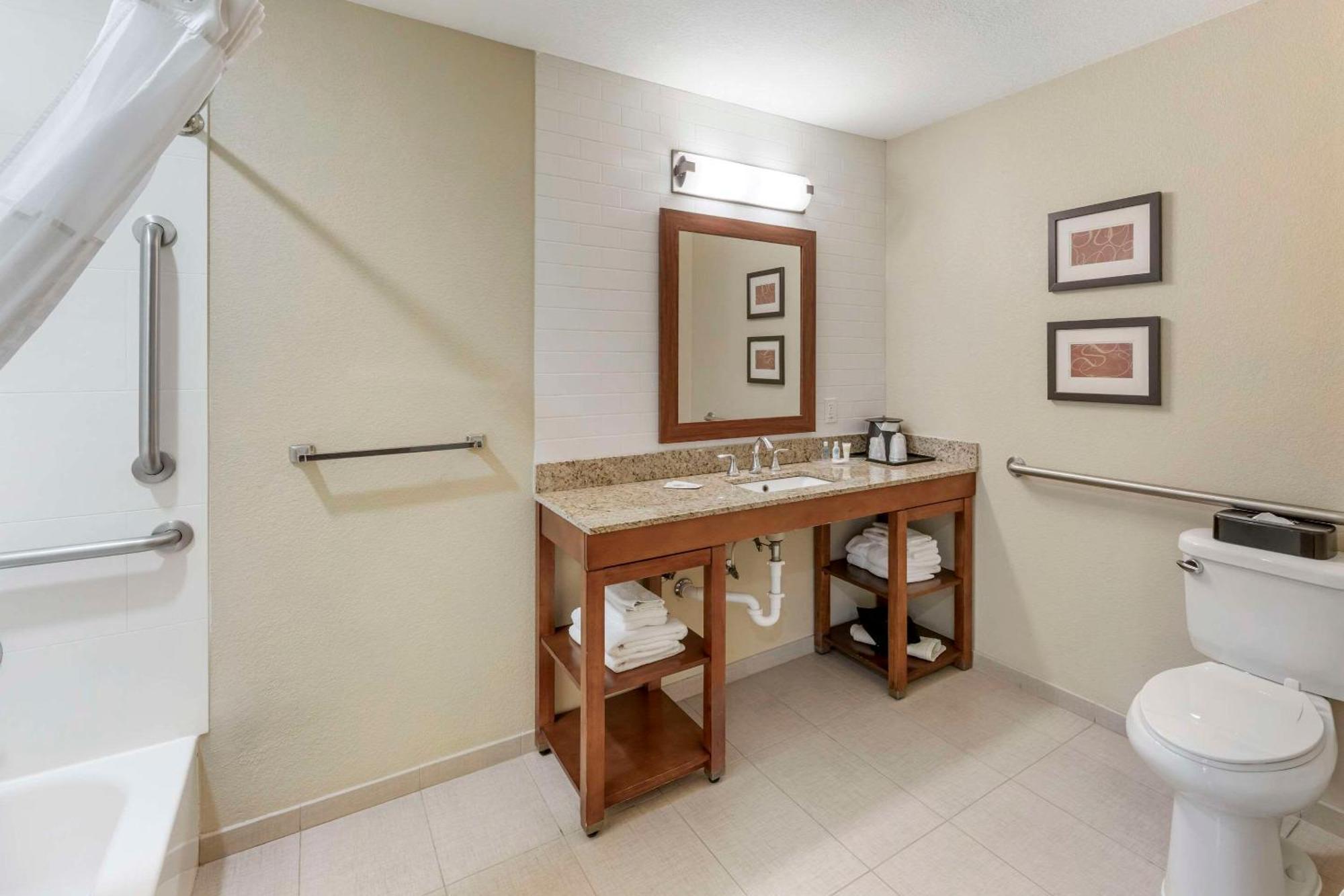 Comfort Suites Carlsbad Bagian luar foto