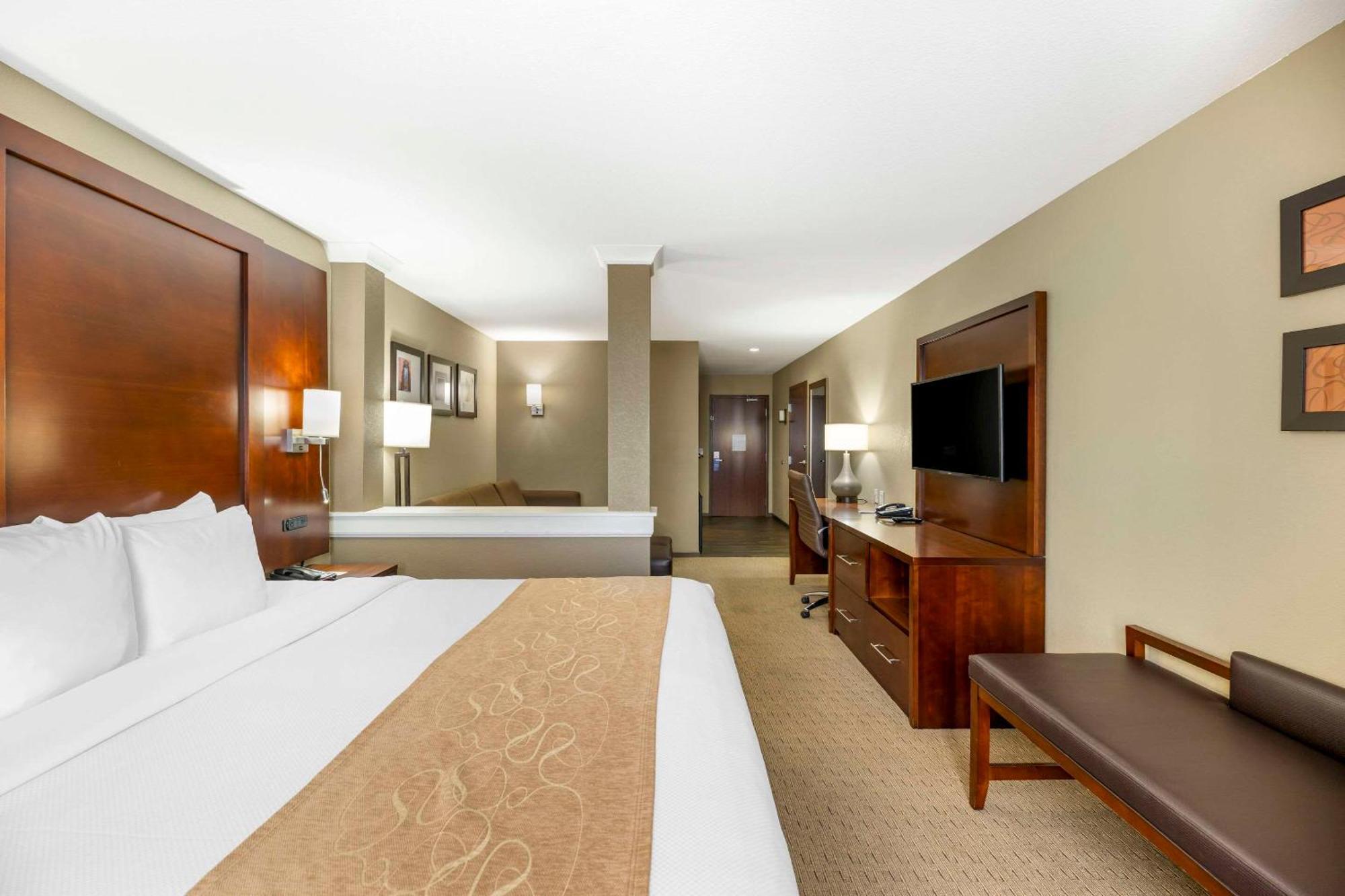Comfort Suites Carlsbad Bagian luar foto