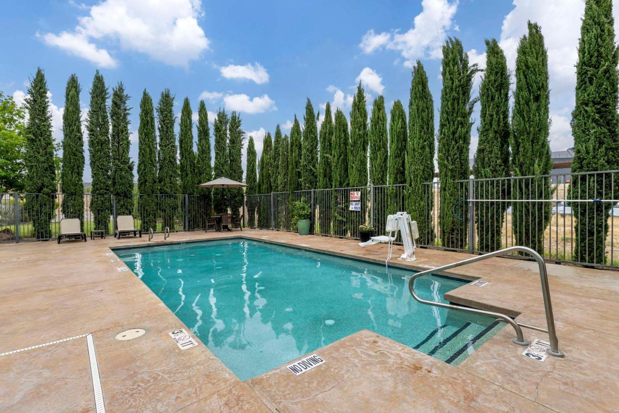 Comfort Suites Carlsbad Bagian luar foto